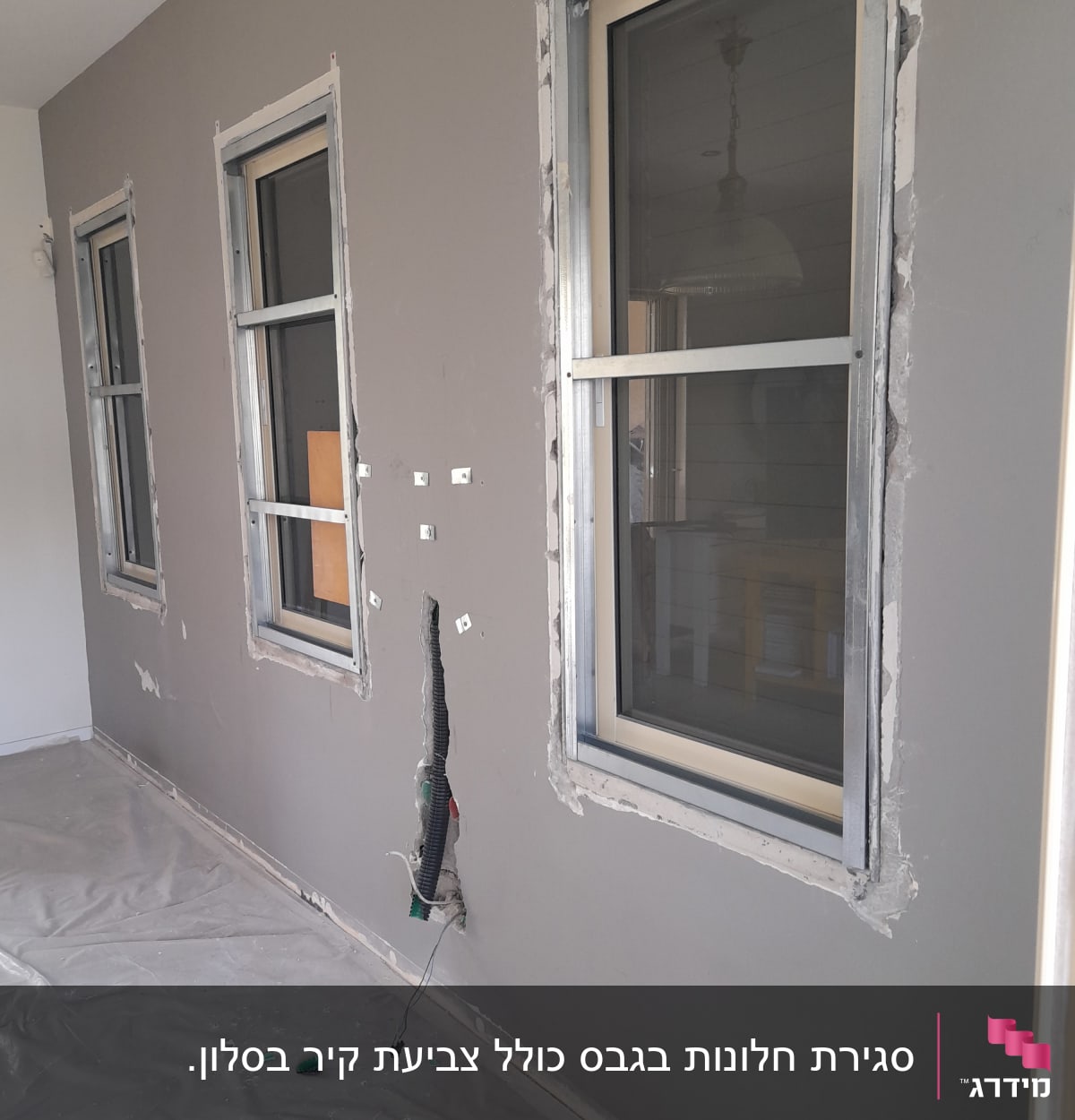 קיר גבס עם חלונות ותיקון חורים